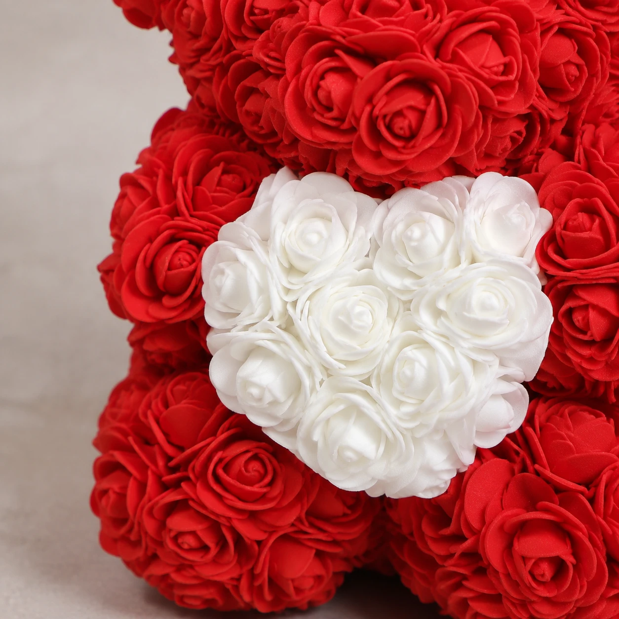 Meda od ruža sa belim srcem — detalji