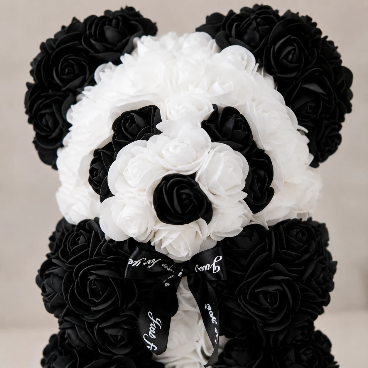 Panda od ruža sa mašnom — detalji